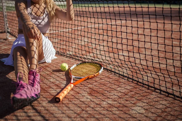 Benen van vrouwelijke tennisspeler.Afbeelding sluiten. — Stockfoto