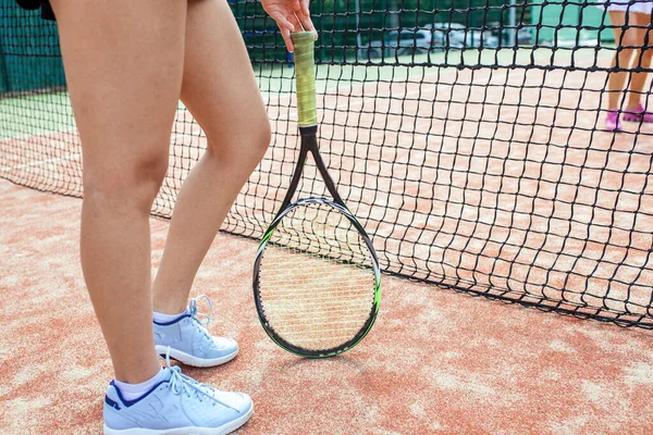 Retrato de piernas femeninas con raqueta de tenis en pista. primer plano imagen — Foto de Stock