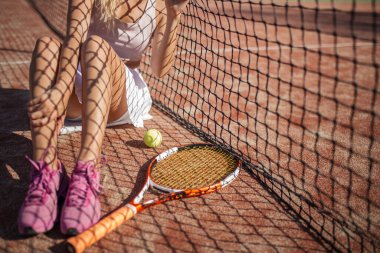 Bayan tenis oyuncusunun bacakları. Görüntüyü kapat..