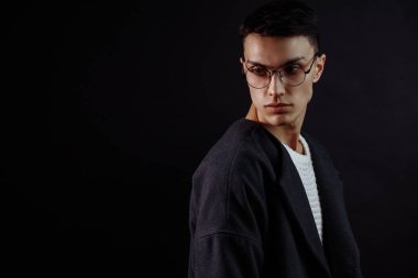 Siyah üzerine yakışıklı beyaz esmerin yakın plan portresi