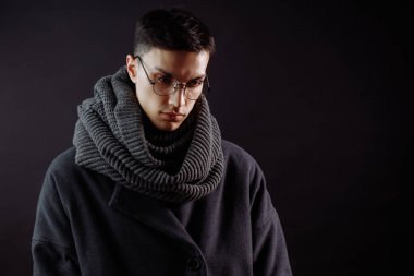 Ceketli ve saatli yakışıklı bir adamın portresi.