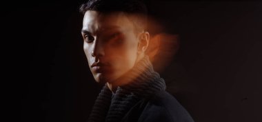 Beyaz tişört ve güneş gözlüğü takan yakışıklı bir erkek mankenin stüdyo fotoğrafı.