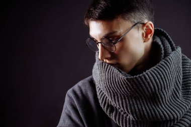 Ceketli ve saatli yakışıklı bir adamın portresi.