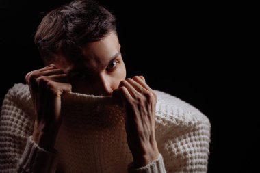 Beyaz tişört ve güneş gözlüğü takan yakışıklı bir erkek mankenin stüdyo fotoğrafı.