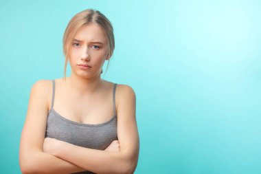 Hoşnutsuz bir kadın, üzgün, mavi stüdyo geçmişi yüzünden izole edilmiş..