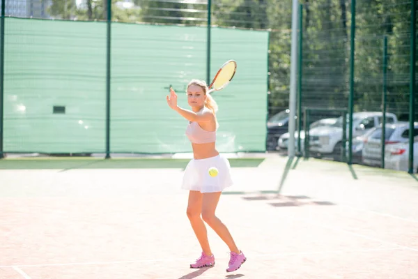 Belle joueuse de tennis servant en plein air — Photo