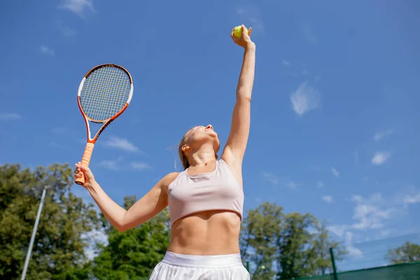 美しい女性テニス選手屋外でサービスを提供 — ストック写真