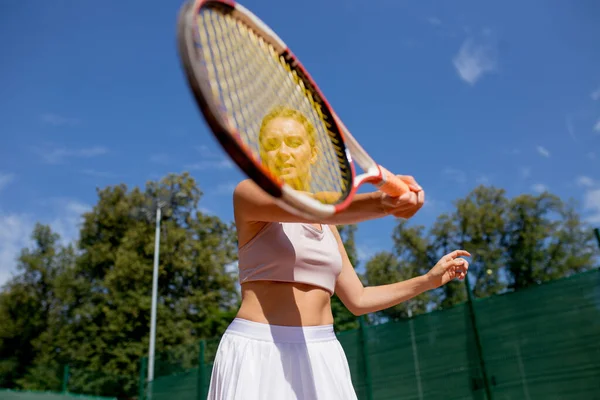 Mujer sirviendo la pelota para un partido de tenis en la cancha — Foto de Stock