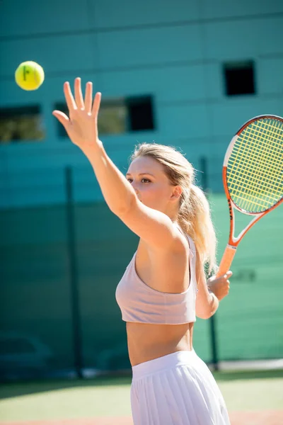 Γυναίκα σερβίρει την μπάλα για ένα παιχνίδι τένις στο γήπεδο — Φωτογραφία Αρχείου