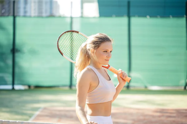 Portret pięknej kobiety z rakietą tenisową na zewnątrz. Letni Sport rekreacyjny. — Zdjęcie stockowe