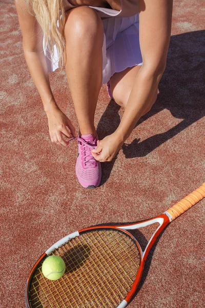 Pernas de jogadora de tênis feminina.Close up imagem. — Fotografia de Stock