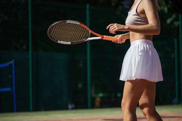Jonge vrouw tennissen, close up — Stockfoto
