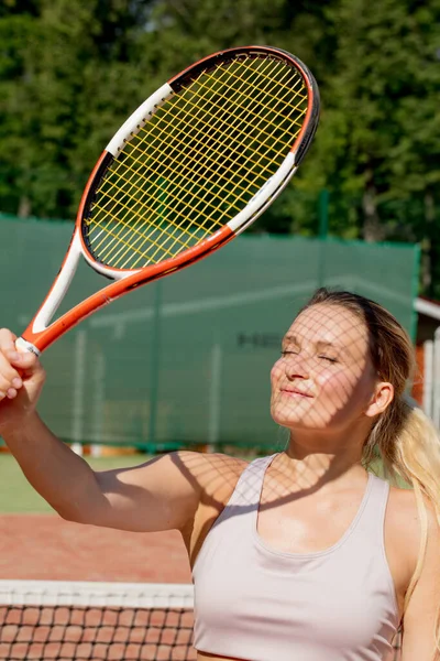 Jeune femme jouant au tennis, gros plan — Photo