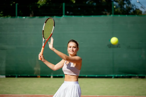 Dışarıda servis yapan güzel bayan tenisçi. — Stok fotoğraf