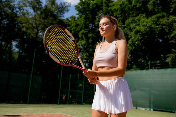 Bonita tenista feminina servindo ao ar livre — Fotografia de Stock