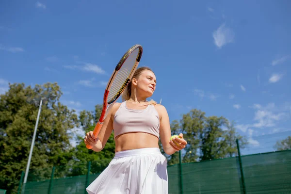 Schöne Tennisspielerin serviert draußen — Stockfoto