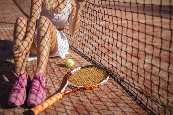 Benen van vrouwelijke tennisspeler.Afbeelding sluiten. — Stockfoto