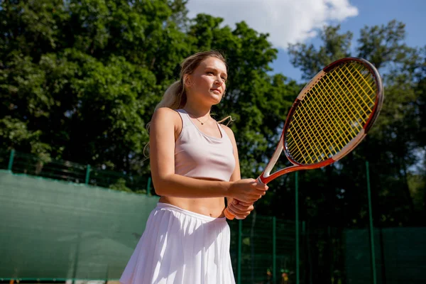 漂亮的女网球选手在室外发球 — 图库照片