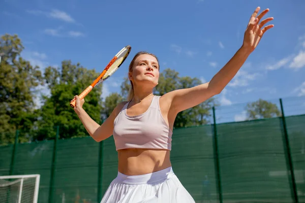 Belle joueuse de tennis servant en plein air — Photo