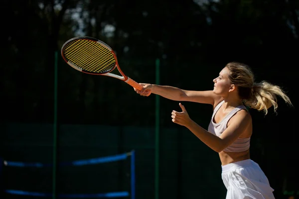 上級女子選手は、国際カップの第2セット中にボールを返す — ストック写真