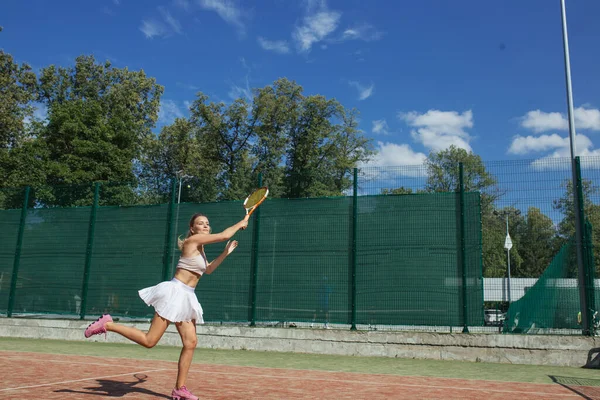 우수 한 여성 선수가 두 번째 국제 컵 대회에서 공을 되돌려 받다 — 스톡 사진