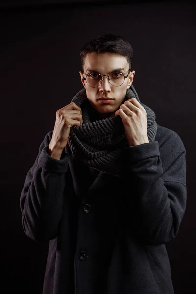 Portrait de bel homme élégant en manteau avec montre — Photo