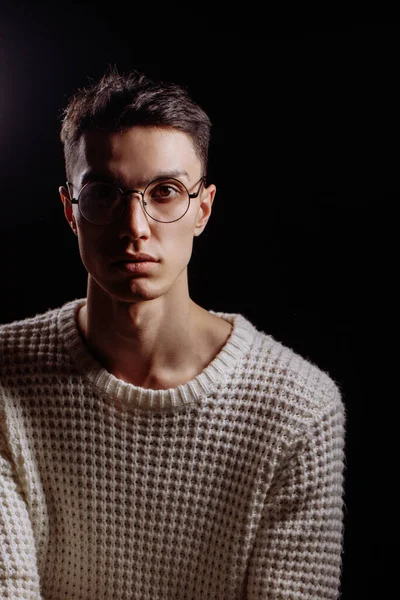 Studio shot of a handsome young male model wearing white T-shirt and sunglasses — Stock Photo, Image