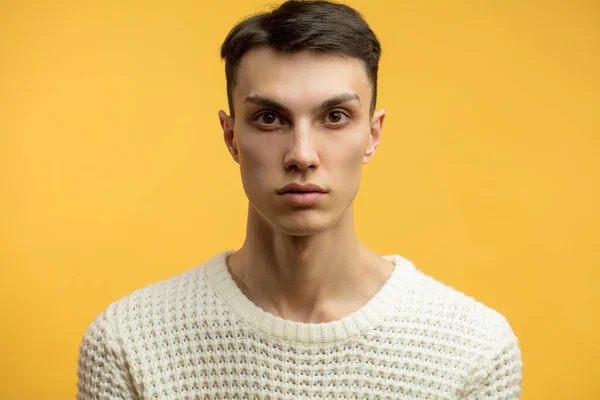 Porträt eines smarten, ernsthaften jungen Mannes vor gelbem Hintergrund — Stockfoto