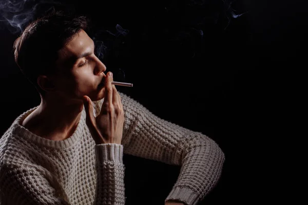 Lápis homem bonito com cigarro — Fotografia de Stock