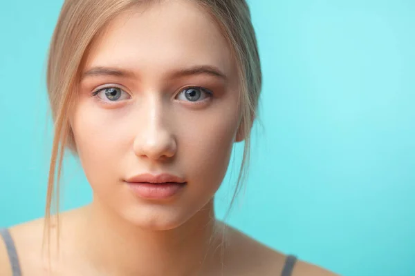 Nahaufnahme Porträt einer jungen Europäerin mit blonden Haaren und perfekter Haut — Stockfoto