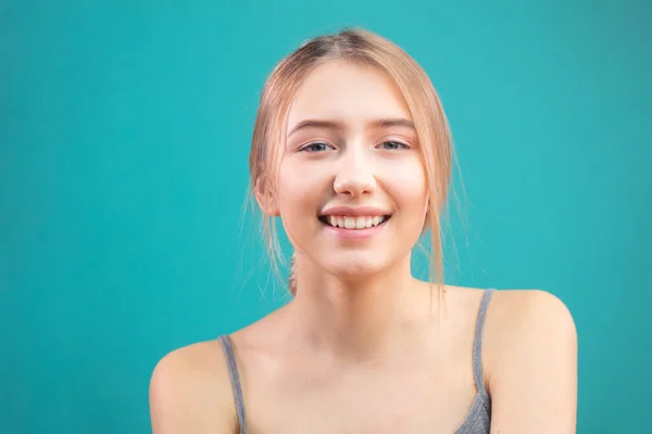 Mujer joven y feliz vistiendo su cabello atado a las noticias positivas, mirando a la cámara con sonrisa alegre y encantadora. — Foto de Stock