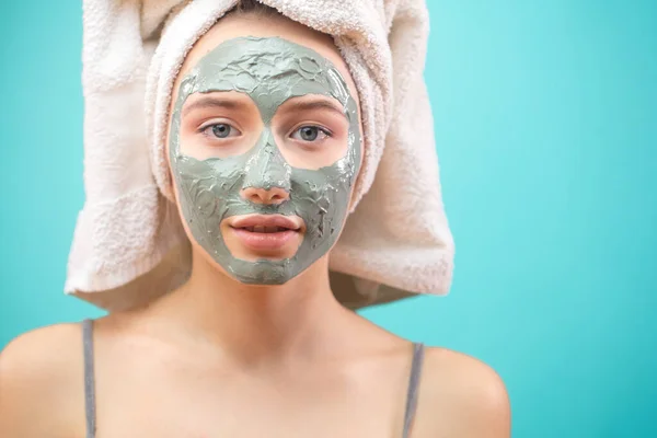 Donna con asciugamano sulla testa applicare Maschera di argilla facciale. — Foto Stock