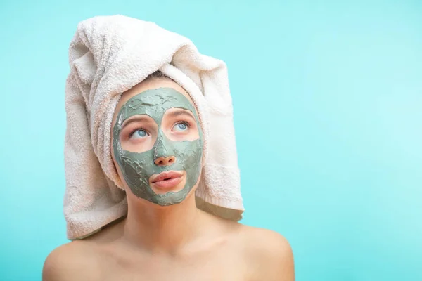 Das Mädchen mit Maske für das Gesicht und einem Handtuch auf dem Kopf — Stockfoto