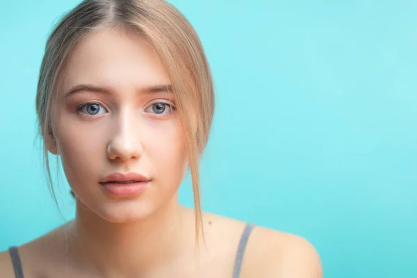 Nahaufnahme Porträt einer jungen Europäerin mit blonden Haaren und perfekter Haut — Stockfoto