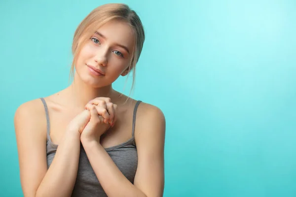 Rubia mujer caucásica con la piel limpia y fresca. Concepto de cuidado de la piel. — Foto de Stock