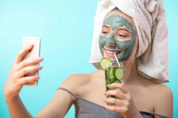 Joven chica hacer selfie con una máscara en su cara — Foto de Stock