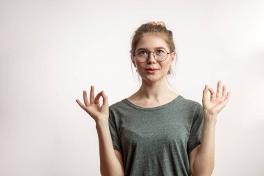 Parlak arka planda el yogası hareketi