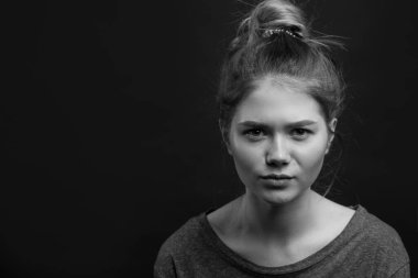 Depresyondaki üzgün genç kadın bazı sorunları izole ediyor.