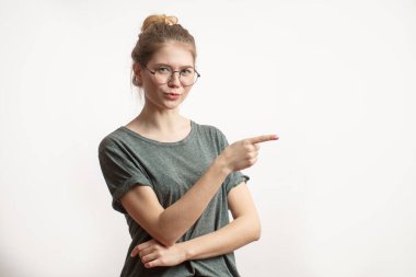 İyi fikir. İzole edilmiş gülümseyen kadın. Parmağını havaya kaldırmış..