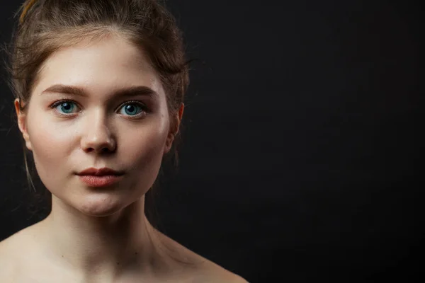 Modelo feminino adorável com olhos bonitos e pele perfeita — Fotografia de Stock