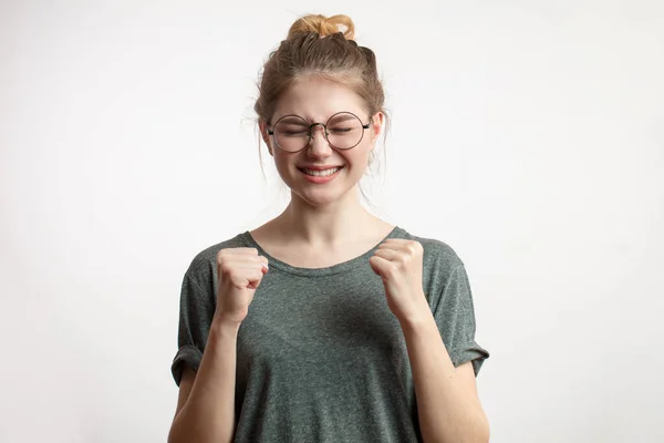 Retrato de uma adolescente mostrando gesto com dedos cruzados isolados em um fundo branco e olhando para cima — Fotografia de Stock