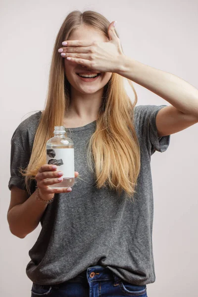 Isolierte junge Frau hält nach Übung Wasser in der Hand — Stockfoto