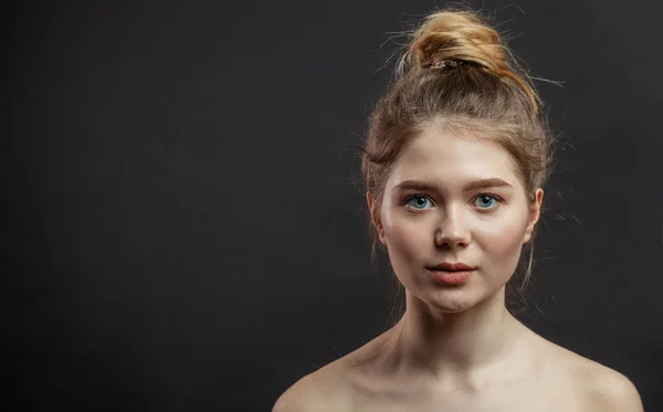 Ung kvinna med perfekt fräsch hud, vackra ögon, närbild skönhet och hälsa — Stockfoto