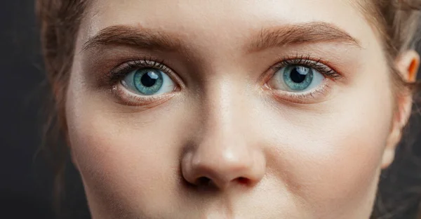 Jeune femme avec une peau fraîche parfaite, de beaux yeux, de près la beauté et la santé — Photo