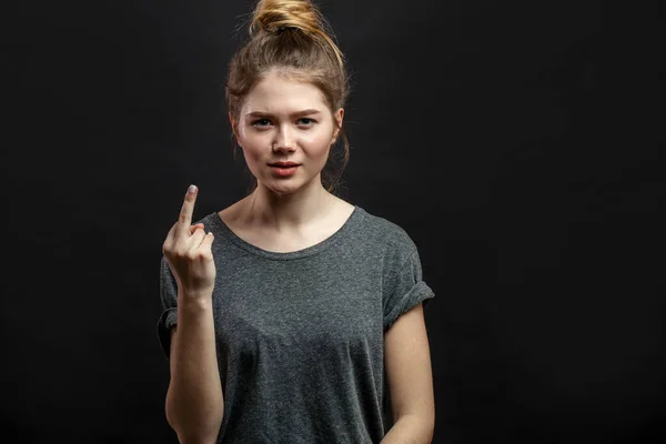 Einzelne emotionale Schüsse auf junge Frau in Wut — Stockfoto