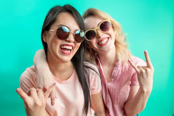 Großaufnahme Gesichter Porträt glücklicher multiethnischer Freundinnen isoliert über blau — Stockfoto