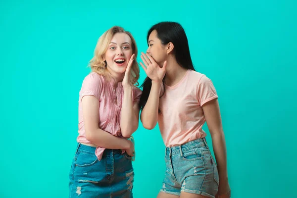 Concepto de comunicación y amistad - mujeres jóvenes sonrientes tomando café y chismorreando en la cafetería de la calle — Foto de Stock