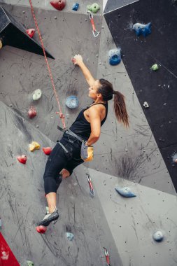Kaya tırmanış salonundaki sporcu kadın.