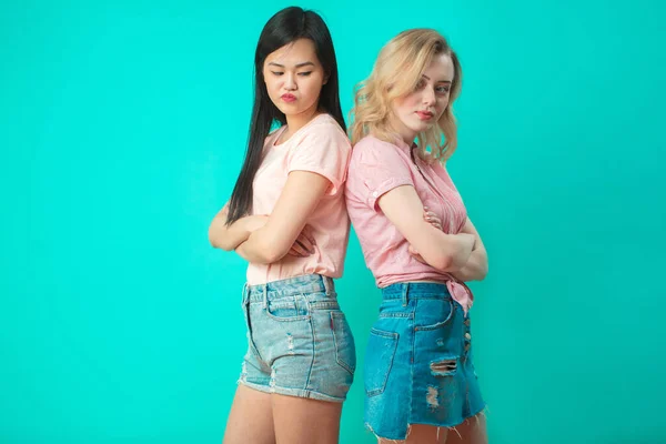 Dvě multietnické dospívající dívky v quarell — Stock fotografie