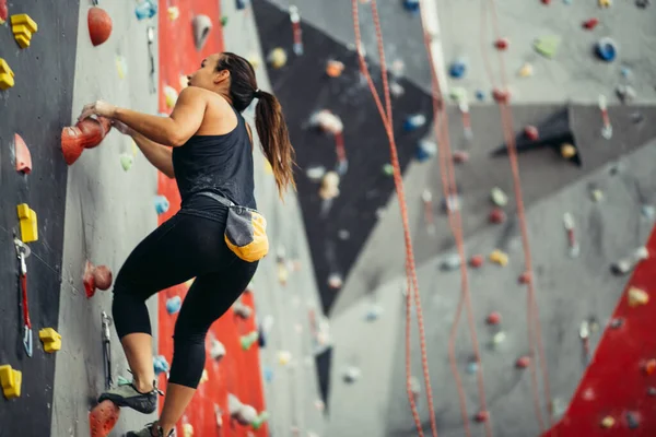 Dospívající dívka ve volné lezecké stěně — Stock fotografie